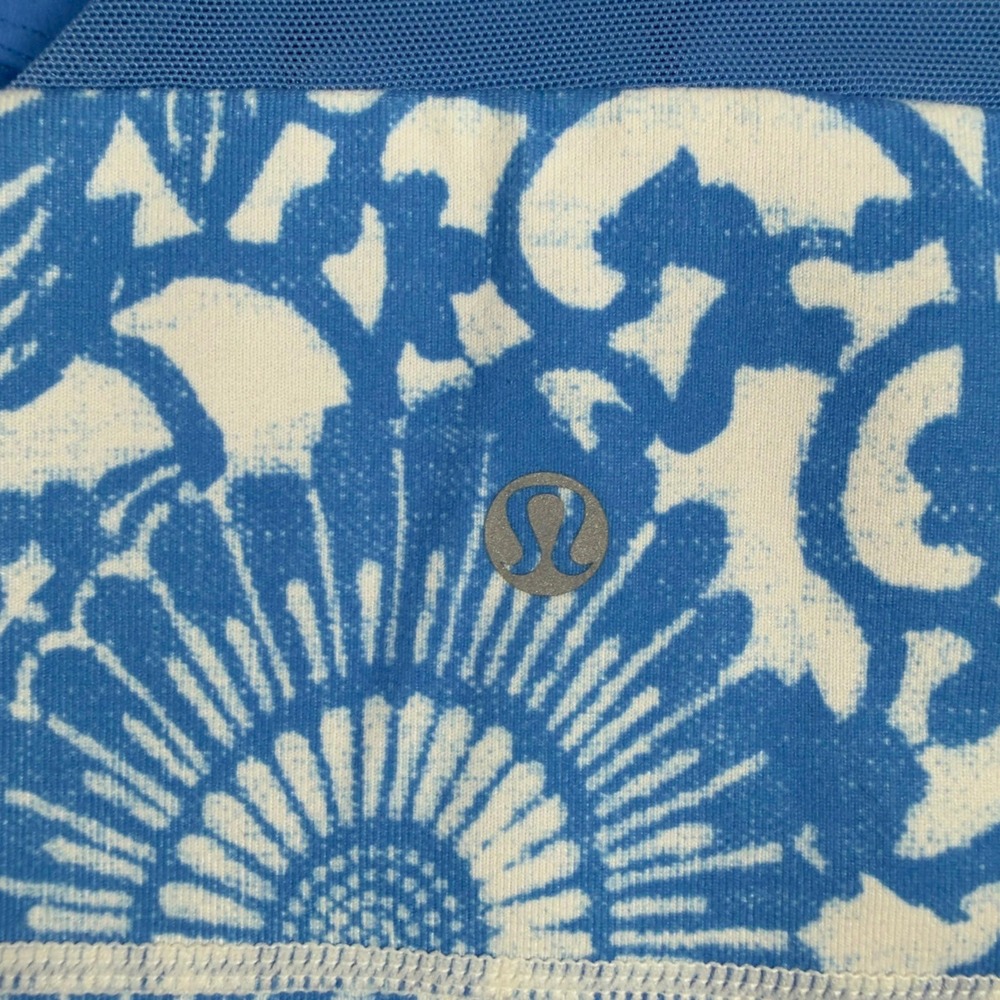 Lululemon Scoop Neck Tank Top Womens Size 6 Blue White Floral Built In Bra - Picture 3 of 3